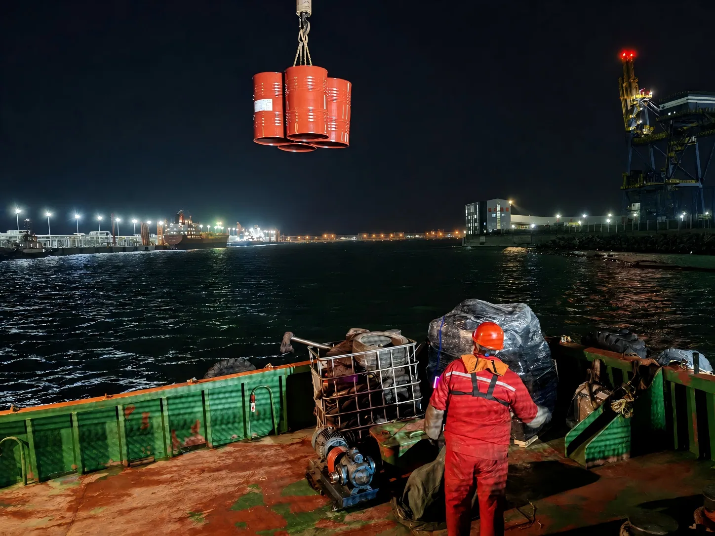 Night marine loading with visible work controls